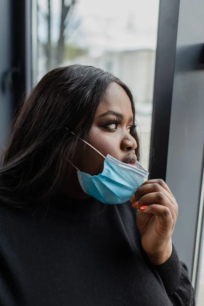 Morena Africana Americana Size Empresária Ajustando Máscara Médica — Fotografia de Stock