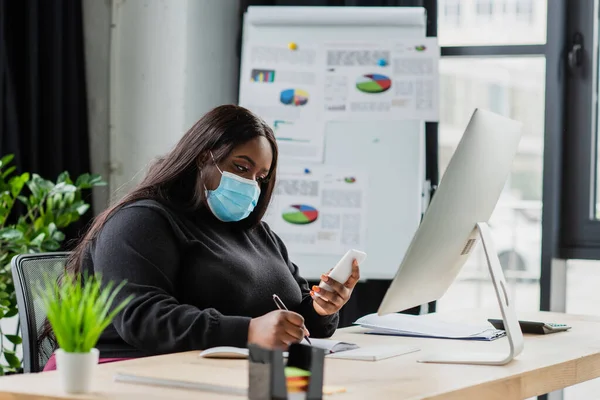 Africano Americano Más Tamaño Mujer Negocios Máscara Médica Celebración Teléfono — Foto de Stock