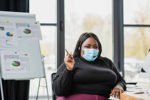 Africano Americano Size Operador Fone Ouvido Caneta Máscara Médica Segurando — Fotografia de Stock