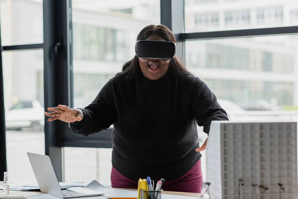 Amazed African American Size Engineer Headset Carton House Model — Stock Photo, Image