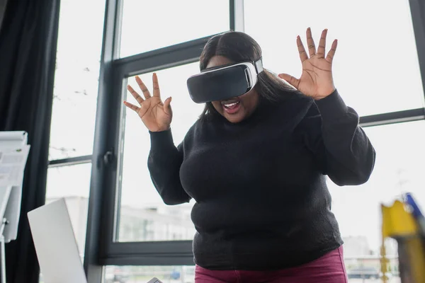 Afsluttede Afrikanske Size Kvinde Headset Gesturing Nær Laptop - Stock-foto