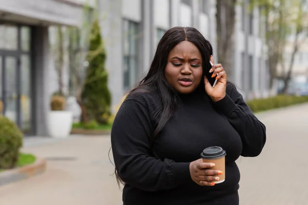 Africký Američan Velikost Žena Drží Kávu Jít Mluvit Smartphone Venku — Stock fotografie