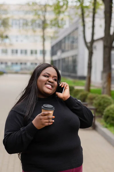 Vidám Afro Amerikai Plusz Méretű Kezében Kávé Menni Beszélni Okostelefonon — Stock Fotó