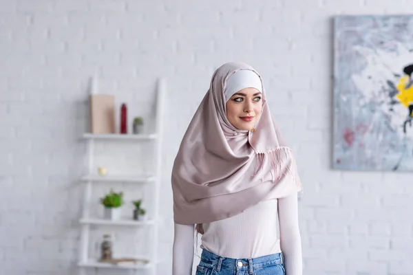 Joven Mujer Musulmana Hijab Sonriendo Mientras Mira Hacia Otro Lado — Foto de Stock