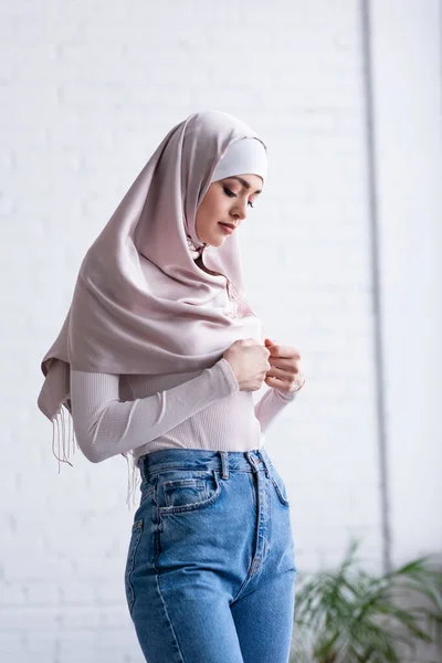 Shy Muslim Woman Touching Hijab While Standing Home — Stock Photo, Image