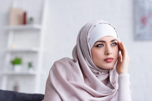 Wanita Muslim Pensif Dalam Jilbab Memegang Tangan Dekat Wajah Sambil — Stok Foto