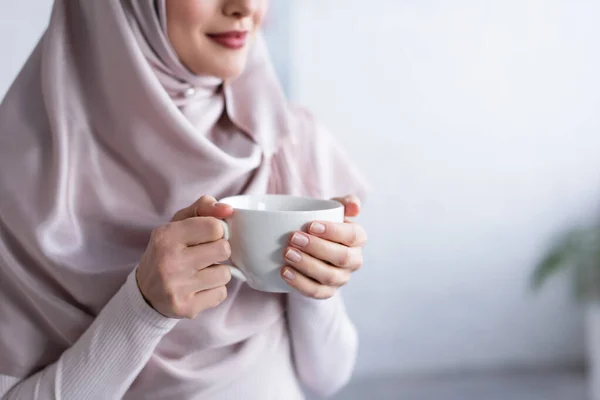 Vista Recortada Mujer Musulmana Borrosa Hijab Sosteniendo Taza Casa — Foto de Stock