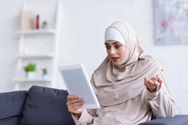 Mulher Muçulmana Desencorajado Gestos Usar Tablet Digital Sofá Casa — Fotografia de Stock