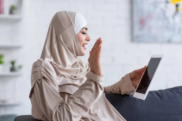 Muslim Woman Waving Hand Video Call Digital Tablet Home — Stock Photo, Image