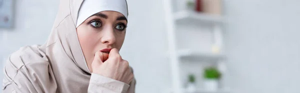 Orolig Muslimsk Kvinna Håller Hand Nära Ansiktet Medan Tittar Banner — Stockfoto