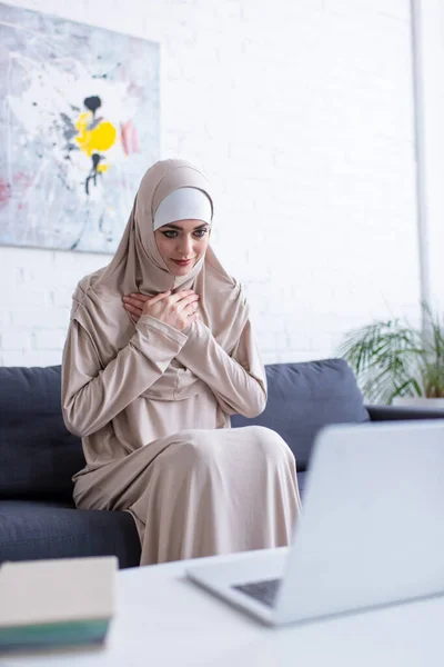 Muslimsk Kvinna Visar Tacksamhet Gest Videosamtal Laptop — Stockfoto