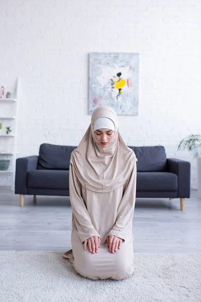 Young Muslim Woman Praying While Sitting Floor Closed Eyes — Stock Photo, Image