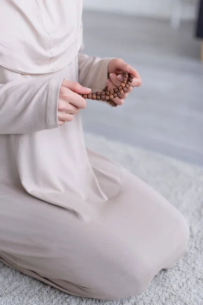 Καλλιεργημένη Άποψη Των Μουσουλμάνων Γυναίκα Προσεύχεται Στα Γόνατα Στο Σπίτι — Φωτογραφία Αρχείου