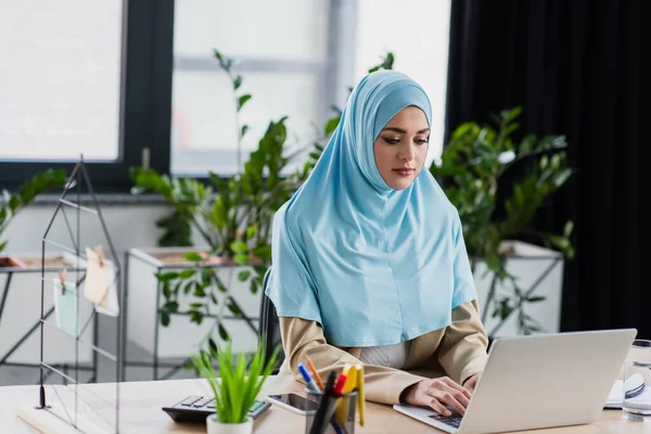 Young Muslim Woman Typing Laptop Office Blurred Foreground — Stock Photo, Image