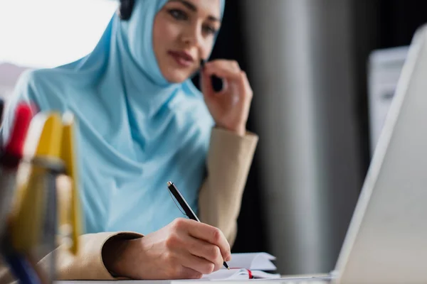 Wazig Moslim Vrouw Schrijven Notebook Tijdens Het Werken Call Center — Stockfoto