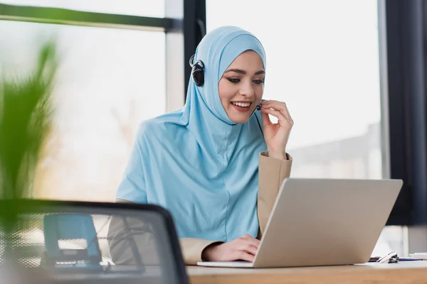 Donna Musulmana Sorridente Che Usa Computer Portatile Mentre Lavora Nel — Foto Stock