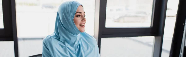 Glad Muslimsk Affärskvinna Tittar Bort Nära Fönster Ämbetet Banner — Stockfoto