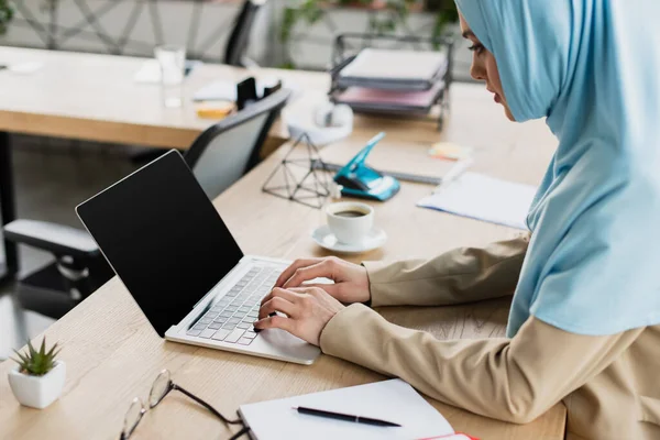 Mladá Arabská Podnikatelka Hidžábu Psaní Notebook Prázdnou Obrazovkou Kanceláři — Stock fotografie