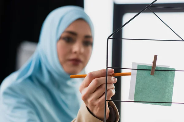 Blurred Muslim Businesswoman Pointing Pencil Paper Note — Stock Photo, Image