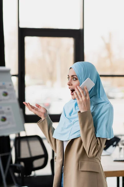 Verbaasd Moslim Zakenvrouw Gebaren Tijdens Het Praten Mobiele Telefoon — Stockfoto