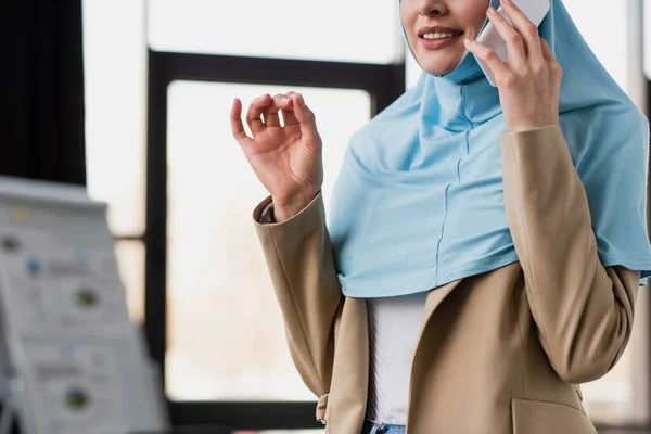 Vista Recortada Mujer Negocios Musulmana Gesto Mientras Habla Teléfono Inteligente — Foto de Stock