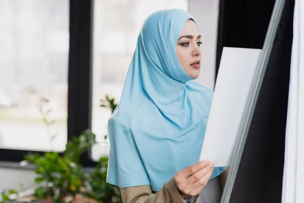 Joven Mujer Negocios Musulmana Mirando Documento Oficina —  Fotos de Stock