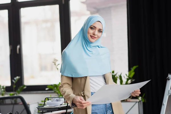 Mulher Negócios Muito Muçulmana Olhando Para Câmera Enquanto Segurando Papel — Fotografia de Stock