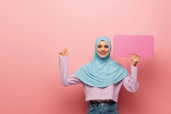 Mujer Musulmana Emocionada Pie Sobre Fondo Rosa Con Burbuja Del — Foto de Stock