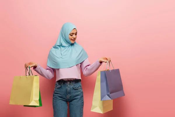 Jovem Mulher Muçulmana Hijab Jeans Segurando Sacos Compras Multicoloridos Fundo — Fotografia de Stock