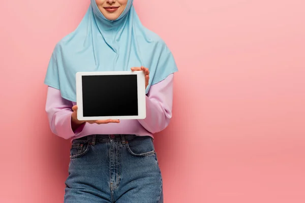 Vista Parcial Mujer Musulmana Sonriente Sosteniendo Tableta Digital Con Pantalla — Foto de Stock