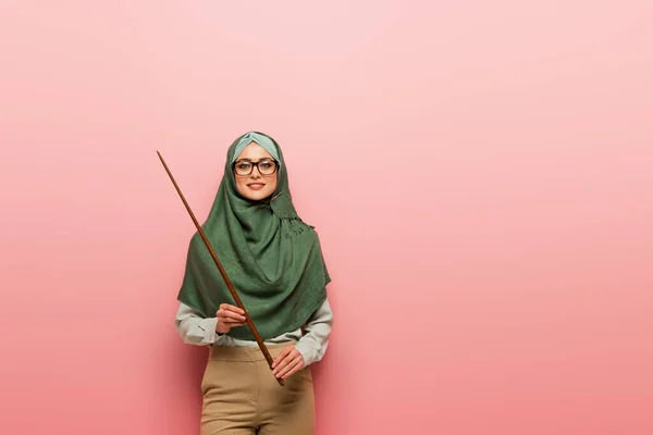 Young Muslim Teacher Smiling Camera While Holding Pointing Stick Pink — Stock Photo, Image