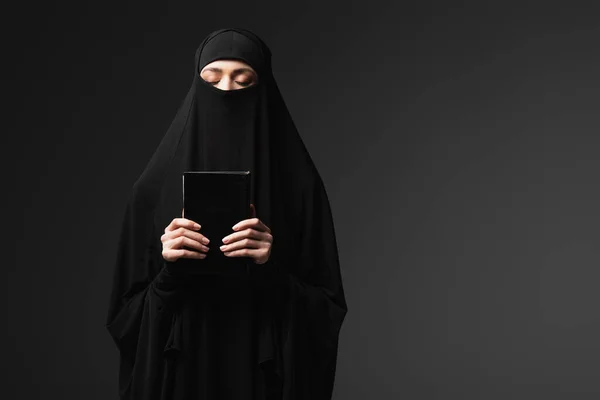 Muslim Woman Holding Koran While Praying Isolated Black — Stock Photo, Image