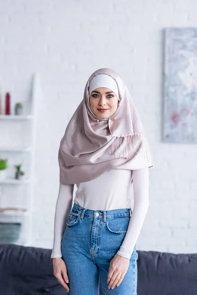 Joven Mujer Árabe Hijab Jeans Mirando Cámara Casa — Foto de Stock