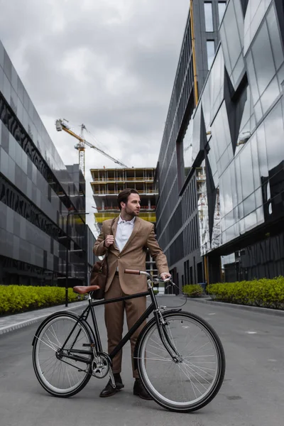 Longitud Completa Hombre Negocios Traje Sosteniendo Bolsa Pie Cerca Bicicleta — Foto de Stock