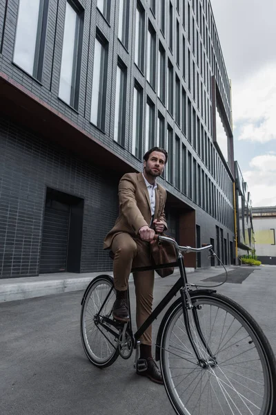 Comprimento Total Jovem Empresário Terno Com Saco Couro Andar Bicicleta — Fotografia de Stock