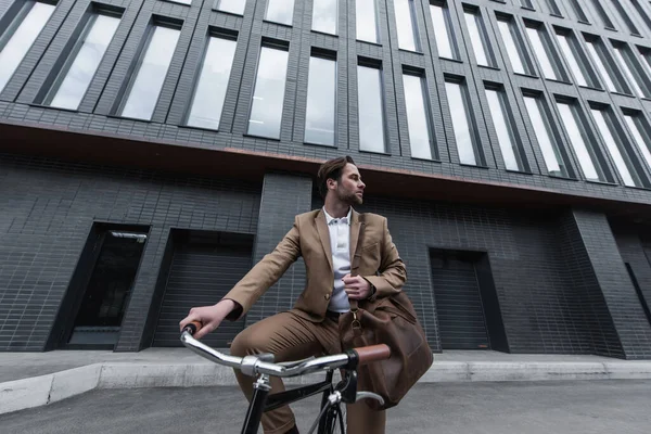 Jovem Empresário Desgaste Formal Com Couro Marrom Saco Andar Bicicleta — Fotografia de Stock