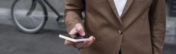 Vista Cortada Jovem Empresário Desgaste Formal Usando Smartphone Fora Banner — Fotografia de Stock