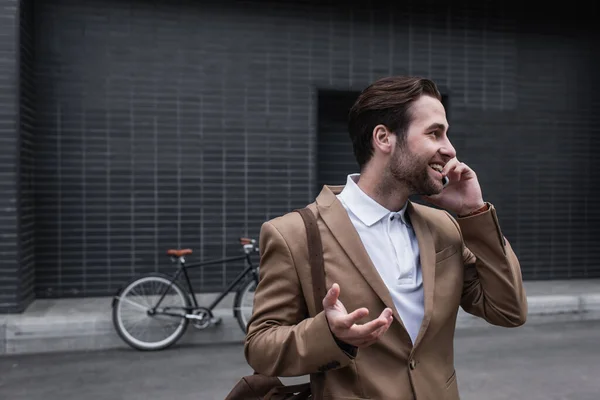 Feliz Joven Hombre Negocios Ropa Formal Hablando Teléfono Inteligente Fuera — Foto de Stock