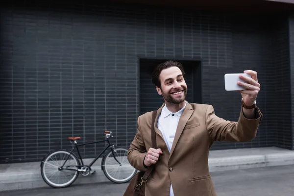 Jovem Empresário Feliz Desgaste Formal Tirar Selfie Celular Fora — Fotografia de Stock