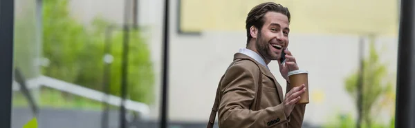 Alegre Hombre Negocios Ropa Formal Hablando Teléfono Celular Sosteniendo Taza — Foto de Stock