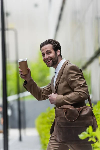 Hombre Negocios Sonriente Correa Retención Desgaste Formal Bolso Taza Papel — Foto de Stock