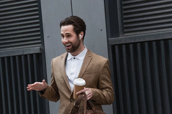 Alegre Hombre Negocios Auriculares Sosteniendo Café Para Cerca Construcción — Foto de Stock