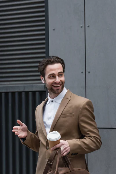 Sonriente Hombre Negocios Con Auriculares Sosteniendo Una Taza Papel Cerca —  Fotos de Stock