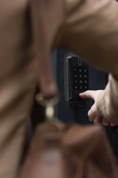 Teilansicht Des Verschwommenen Mannes Der Taste Auf Gegensprechanlage Tastatur Drückt — Stockfoto