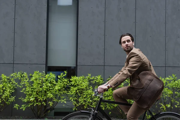 Jovem Empresário Fones Ouvido Andar Bicicleta Perto Edifício Plantas — Fotografia de Stock