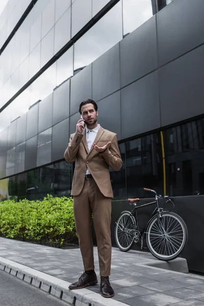 Full Length Businessman Suit Talking Cellphone Bicycle Building — Stock Photo, Image