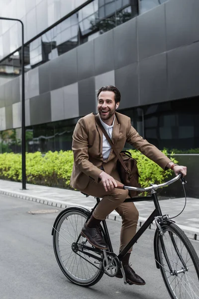 Longitud Completa Empresario Alegre Auriculares Montar Bicicleta Cerca Construcción Las — Foto de Stock