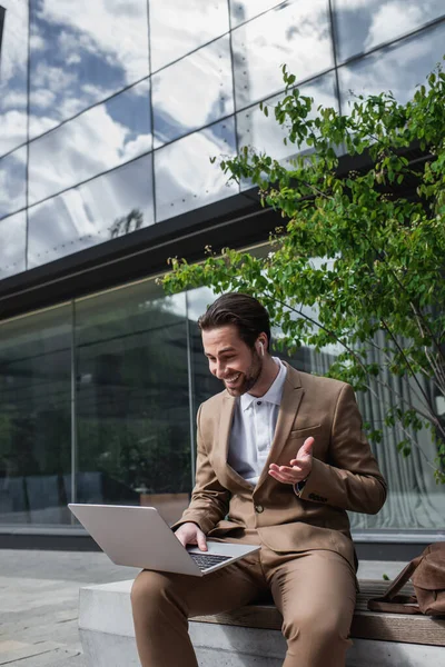 Happy Businessman Earphones Using Laptop While Sitting Bench — Stock Photo, Image