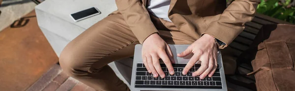 Oříznutý Pohled Obchodníka Jak Píše Notebook Zatímco Sedí Lavičce Banner — Stock fotografie