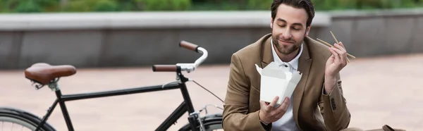 Happy Businessman Suit Holding Cardboard Box Thai Food Chopsticks While — Stock Photo, Image